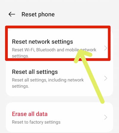 Reset Network Settings) के ऑप्शन पर क्लिक करना है