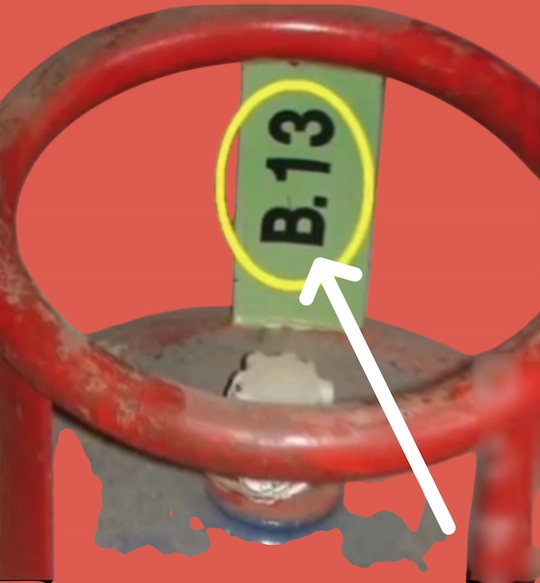 Is image mein 2013 ka example dete hue gas cylinder ki expiry date Kaise dekhte hain vah dikhaya hai