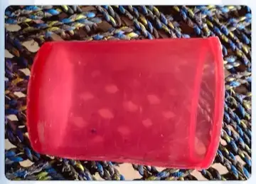 Lal Color ka Gilas Khatiya par Pada Hai